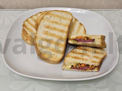 Sumuštiniai su dešra ir korėjietiška morkų salota pagrindine nuotrauka