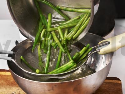 Daržovių salotas su traškiais parmezano traškučiais Žingsnis 3