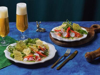 Daržovių salotas su traškiais parmezano traškučiais pagrindine nuotrauka