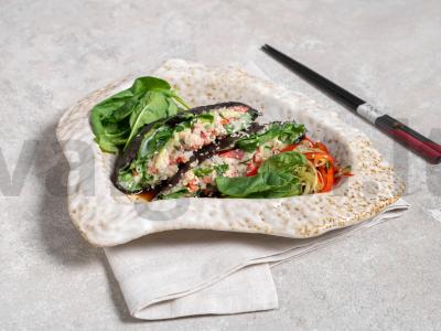 Sushi sumuštinis onigirazu pagrindine nuotrauka