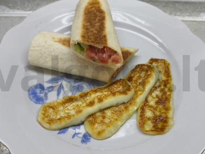 Daržovių ritinys su keptu halumi sūriu pagrindine nuotrauka