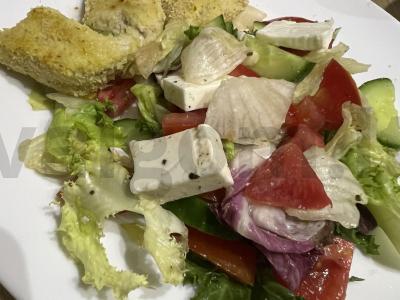 Salotas su kalakutų nuggetais vakarienei pagrindine nuotrauka