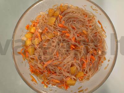 Skani salotos iš funčozos su cukinija pagrindine nuotrauka