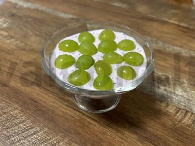 Desertas iš varškės su chia sėklomis ir vynuogėmis pagrindine nuotrauka