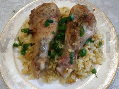 Puikus bulgur su vištienos blauzdomis orkaitėje pagrindine nuotrauka