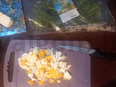 Salotas su kiaušiniu, sūriu ir avokadu Žingsnis 2