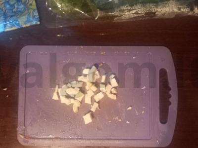 Salotas su kiaušiniu, sūriu ir avokadu Žingsnis 3