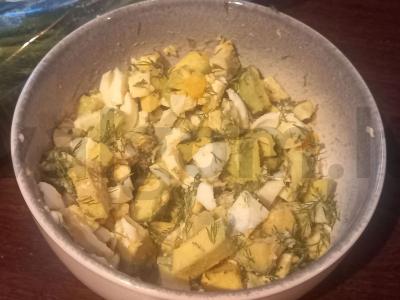 Salotas su kiaušiniu, sūriu ir avokadu pagrindine nuotrauka