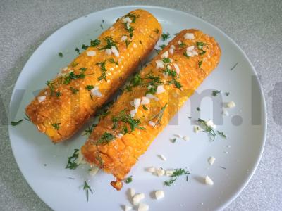 Kepta kukurūza su česnaku ir krapais kokosų aliejuje pagrindine nuotrauka