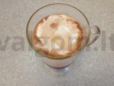 Kava su karameliniu sirupu, grietinėle ir cinamonu Žingsnis 4