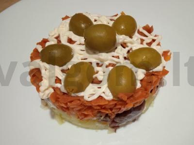 Salotas „Rožinė lašiša po lapės kailiu“ pagrindine nuotrauka