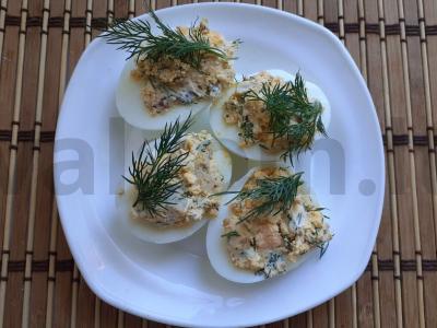 Įdaryti kiaušiniai su varškės sūriu ir krapais pagrindine nuotrauka