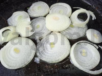 Lašiša, kepta ant svogūnų pagalvėlės su Briuselio kopūstais, pievagrybiais ir paprikomis Žingsnis 1