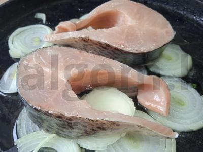 Lašiša, kepta ant svogūnų pagalvėlės su Briuselio kopūstais, pievagrybiais ir paprikomis Žingsnis 2