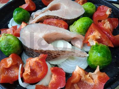 Lašiša, kepta ant svogūnų pagalvėlės su Briuselio kopūstais, pievagrybiais ir paprikomis Žingsnis 4