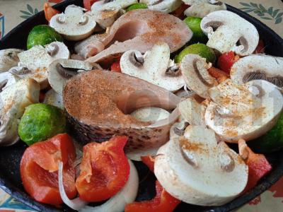 Lašiša, kepta ant svogūnų pagalvėlės su Briuselio kopūstais, pievagrybiais ir paprikomis Žingsnis 5