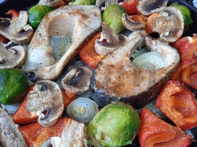 Lašiša, kepta ant svogūnų pagalvėlės su Briuselio kopūstais, pievagrybiais ir paprikomis Žingsnis 6