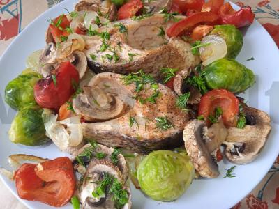 Lašiša, kepta ant svogūnų pagalvėlės su Briuselio kopūstais, pievagrybiais ir paprikomis pagrindine nuotrauka