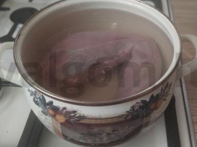 Jautienos liežuvis su padažu iš razinų ir krienų Žingsnis 1