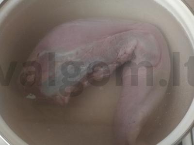Jautienos liežuvis su padažu iš razinų ir krienų Žingsnis 2