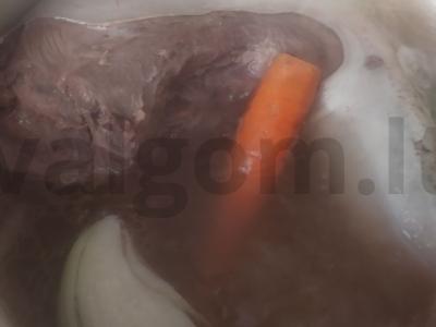 Jautienos liežuvis su padažu iš razinų ir krienų Žingsnis 3