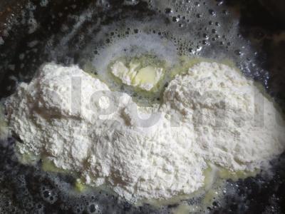 Jautienos liežuvis su padažu iš razinų ir krienų Žingsnis 6