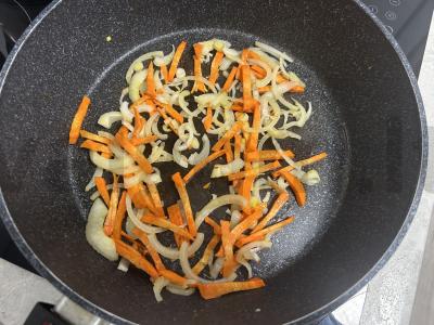 Kalakutų kotletai su daržovėmis Tom Yum padaže Žingsnis 3