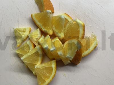 Žalioji arbata su apelsinu, spanguolėmis, imbieru ir cinamonu Žingsnis 1