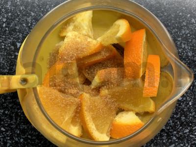 Žalioji arbata su apelsinu, spanguolėmis, imbieru ir cinamonu Žingsnis 2