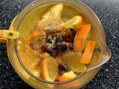 Žalioji arbata su apelsinu, spanguolėmis, imbieru ir cinamonu Žingsnis 3