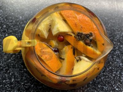 Žalioji arbata su apelsinu, spanguolėmis, imbieru ir cinamonu Žingsnis 5