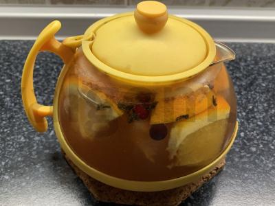 Žalioji arbata su apelsinu, spanguolėmis, imbieru ir cinamonu Žingsnis 6