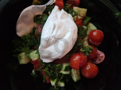 Vasaros salotos su vyšniniais pomidorais Žingsnis 2