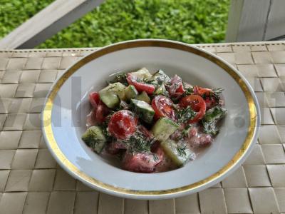 Vasaros salotos su vyšniniais pomidorais pagrindine nuotrauka