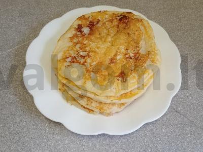 Purūs blynai ant rūgpienio pagrindine nuotrauka