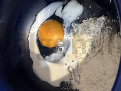 Blynai su jogurtu, bananais ir slyvomis Žingsnis 1