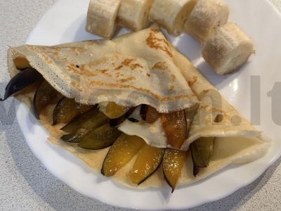 Blynai su jogurtu, bananais ir slyvomis pagrindine nuotrauka