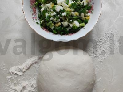 Kibinai su kiaušiniu ir žaliu svogūnu Žingsnis 4