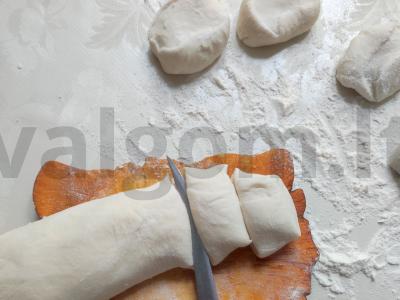 Kibinai su kiaušiniu ir žaliu svogūnu Žingsnis 6