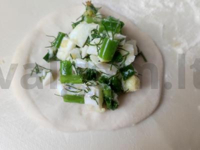 Kibinai su kiaušiniu ir žaliu svogūnu Žingsnis 8