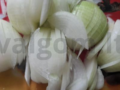 Svogūnų sriuba su lydytu sūriu Žingsnis 1