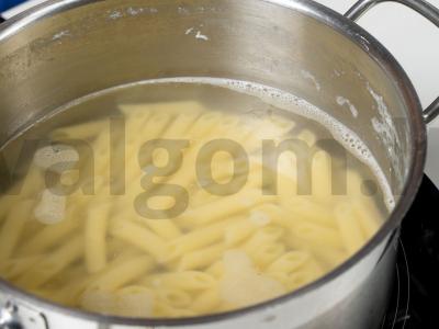 Makaronai su džiovintais pomidorais, špinatais ir poštu kiaušiniu Žingsnis 1