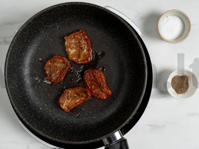 Makaronai su džiovintais pomidorais, špinatais ir poštu kiaušiniu Žingsnis 2