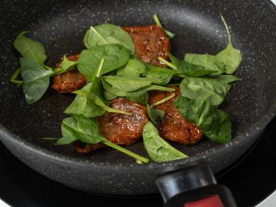 Makaronai su džiovintais pomidorais, špinatais ir poštu kiaušiniu Žingsnis 3