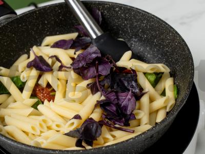 Makaronai su džiovintais pomidorais, špinatais ir poštu kiaušiniu Žingsnis 4