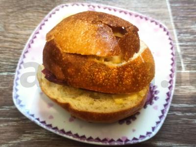 Bandelė su dešra, sūriu ir majonezo bei krienų padažu pagrindine nuotrauka