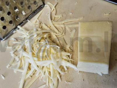 Sotūs dešrainis su sūriu ir dešrelėmis Žingsnis 1