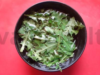 Pienės lapų salotos su žolelėmis, alyvuogių aliejumi ir sezamu Žingsnis 1