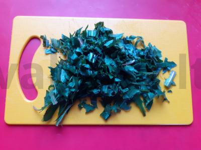 Pienės lapų salotos su žolelėmis, alyvuogių aliejumi ir sezamu Žingsnis 2