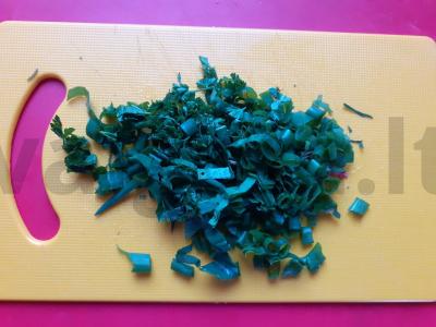 Pienės lapų salotos su žolelėmis, alyvuogių aliejumi ir sezamu Žingsnis 3